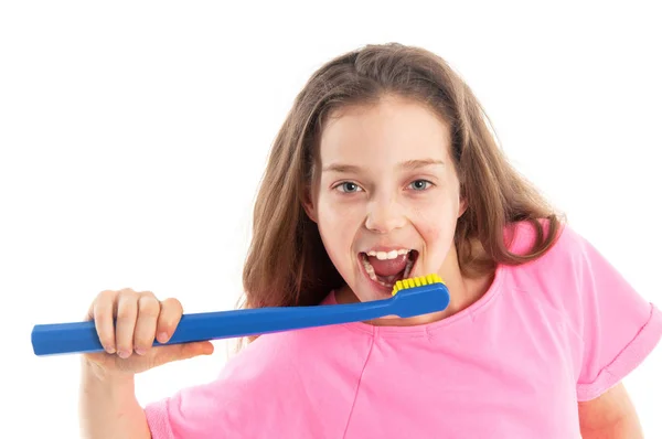 Happy Little Girl Shows Como Escovar Dentes — Fotografia de Stock