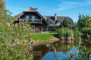 Eski ahşap evlerin kamış çatı Palanga Resort, Litvanya