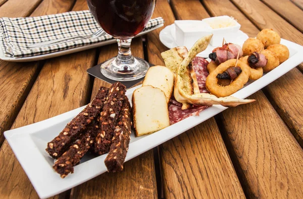 Copo Cerveja Lanches Mesa Madeira — Fotografia de Stock