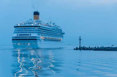 Litvanya liman Klaipeda akşam bırakarak büyük yolcu gemisi