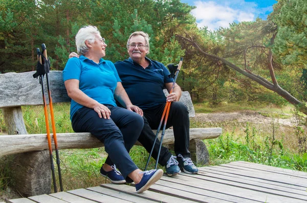 Veselý Senior Pár Odpočívá Nordic Walkingu — Stock fotografie