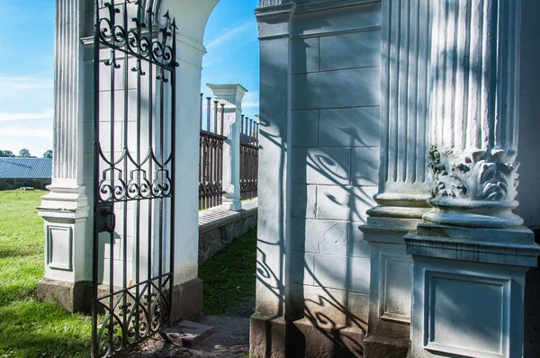 Entrada Uma Igreja Antiga Lituânia — Fotografia de Stock