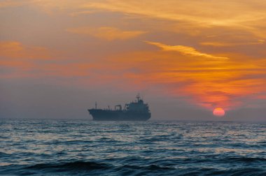 Güzel gün batımı denizde büyük kargo gemisiyle 