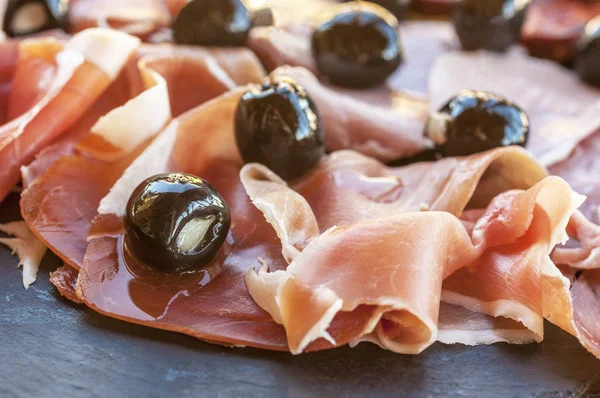 Fatias Jamon Espanhol Iberico Azeitonas Perto — Fotografia de Stock