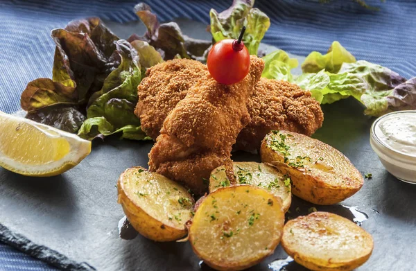 Grillad Fisk Smeten Med Rostad Potatis Och Grönsaker — Stockfoto