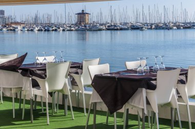 Yat kulübünde tabloları Torrevieja, İspanya plaj restoran hizmet