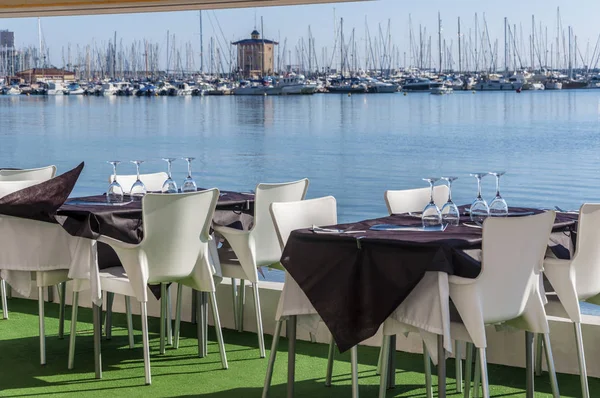 Yat kulübünde tabloları Torrevieja, İspanya plaj restoran hizmet