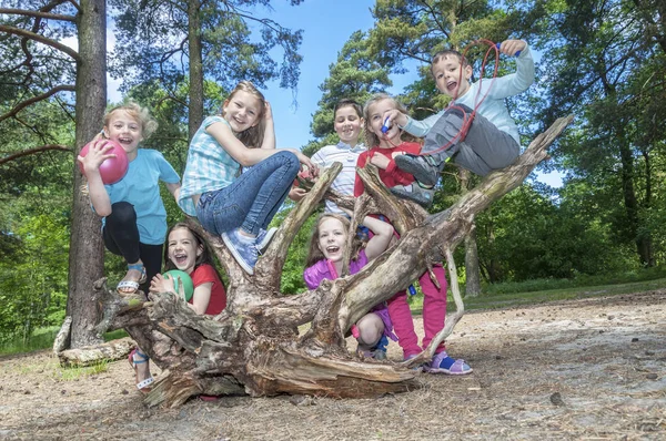 Groupe Enfants Heureux Jouant Dans Parc — Photo