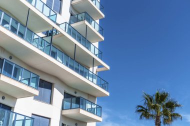 Mavi gökyüzüne karşı modern mimari bina