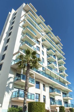 Mavi gökyüzüne karşı modern mimari bina 