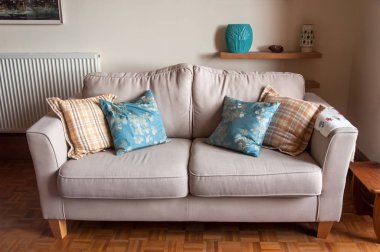 Oturma odası iç yastıklar ile rahat kanepe