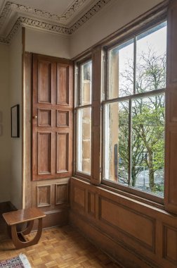 Eski evinde ahşap kepenkleri ile pencere. Oturma odası iç. 