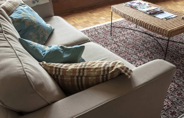 Уютный Диван Подушками Гостиной — стоковое фото