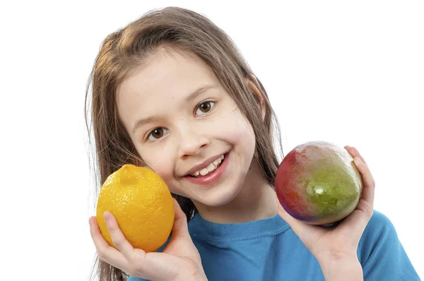 Gelukkig Lachend Kind Met Vruchten Geïsoleerd Wit — Stockfoto