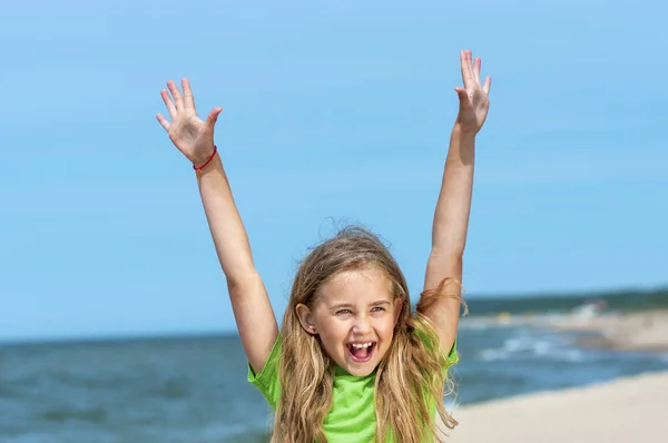 Kis lány élvezi a strandon — Stock Fotó