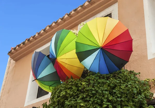 Hotel e ombrello arcobaleno simbolo dell'omosessualità — Foto Stock