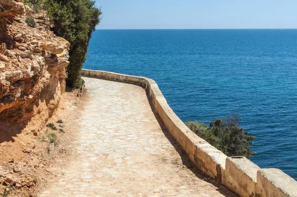 Walkway along the rocks coast and sea — Stock Photo, Image