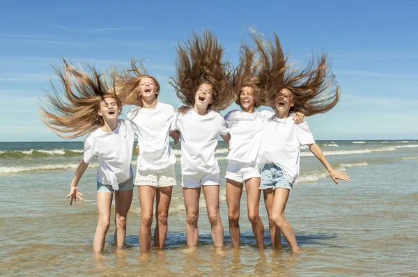 Chicas de verano jugando en la playa —  Fotos de Stock
