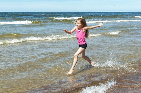 Bambina che gioca sulla spiaggia — Foto Stock