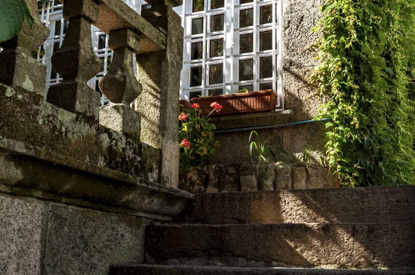 Dettaglio e finestra della vecchia casa — Foto Stock