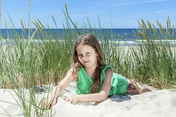 Bambina che riposa sulla spiaggia — Foto Stock