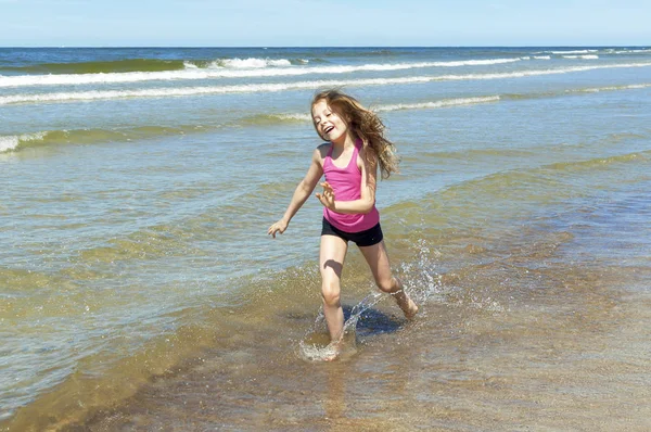 Bambina che gioca sulla spiaggia — Foto Stock