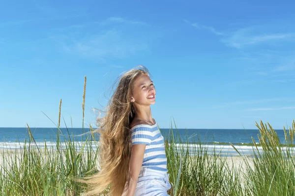 Beautiful  girl resting on the beach — Stock Photo, Image