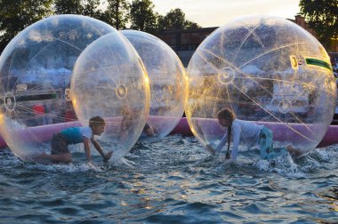 Su zorbing su