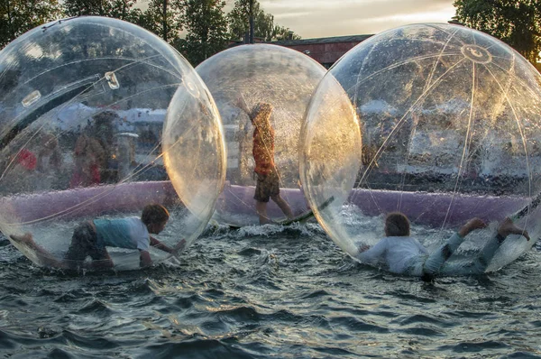 Aquazorbing en el agua —  Fotos de Stock