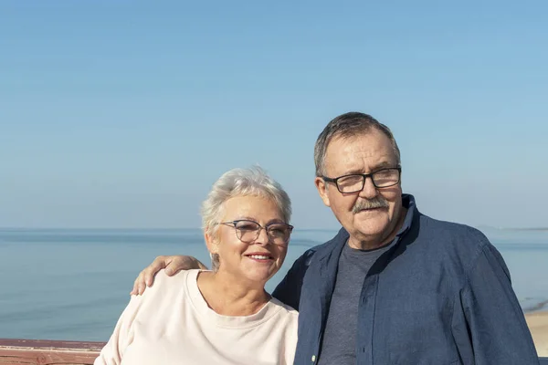 Lyckliga seniorer par på havet — Stockfoto
