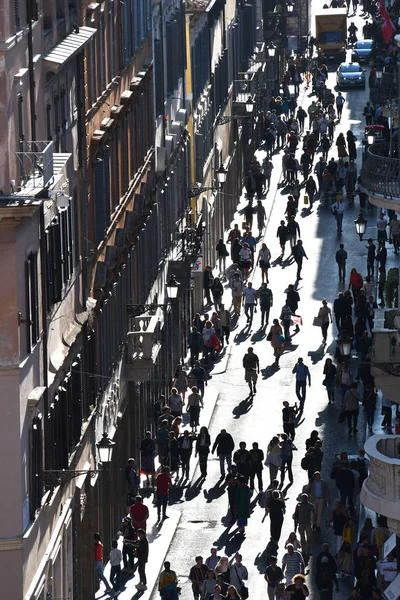 Tłum ludzi chodzących na ulicy — Zdjęcie stockowe