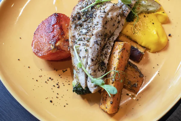 Pollo guisado con verduras —  Fotos de Stock