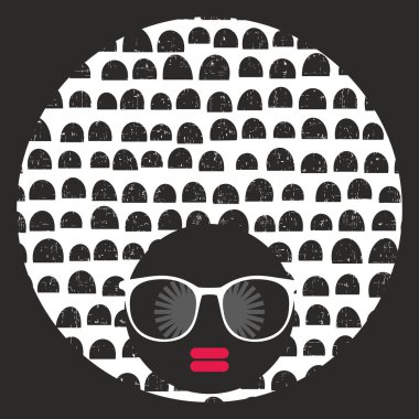 Koyu tenli ve yaratıcı türban başında genç afro kızla.