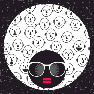 Koyu tenli ve yaratıcı türban başında genç afro kızla.