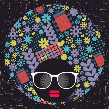 Koyu tenli ve yaratıcı türban başında genç afro kızla.