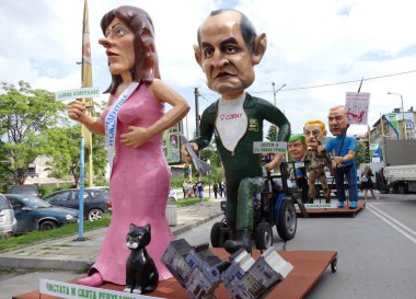 Gabrovo, Bulgaristan 19 Mayıs 2018.Traditional karnaval hiciv ve mizah. Sokak sanatı maketler, heykel, hiciv, çizgi film.