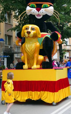 Gabrovo, Bulgaristan 19 Mayıs 2018.Traditional karnaval hiciv ve mizah. Sokak sanatı. o kedi karnaval ana karakteri