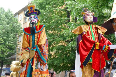 Gabrovo, Bulgaristan 19 Mayıs 2018. Geleneksel karnaval hiciv ve mizah. Sokak sanatı. Bir Mart mizahi modelleri, maskeler ve kostümleri.