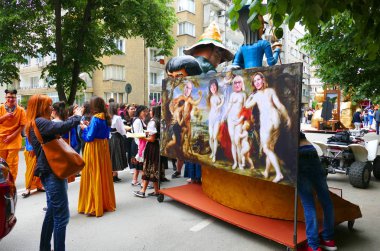 Gabrovo, Bulgaristan 19 Mayıs 2018. Geleneksel karnaval hiciv ve mizah. Sokak sanatı. Bulgar politikacıların çizgi film.
