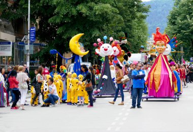 Gabrovo, Bulgaristan 19 Mayıs 2018. Geleneksel karnaval hiciv ve mizah. Sokak sanatı. Bir Mart mizahi modelleri, maskeler ve kostümleri.
