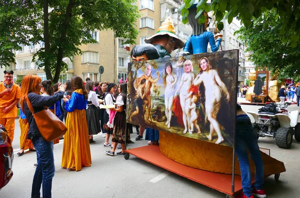 Gabrovo, Bulgaristan 19 Mayıs 2018. Geleneksel karnaval hiciv ve mizah. Sokak sanatı. Bulgar politikacıların çizgi film.