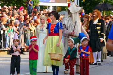 Gabrovo, Bulgaristan 19 Mayıs 2018. Geleneksel karnaval hiciv ve mizah. Sokak sanatı. Kahramanlar Belediye Başkanı Gabrovo, Bayan Tanya Hristova katılımı ile bir grup.