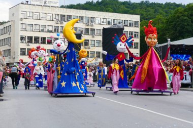 Gabrovo, Bulgaristan 19 Mayıs 2018. Geleneksel karnaval hiciv ve mizah. Sokak sanatı. Bir Mart mizahi modelleri, maskeler ve kostümleri.