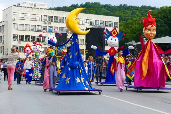 Gabrovo, Bulgaristan 19 Mayıs 2018. Geleneksel karnaval hiciv ve mizah. Sokak sanatı. Bir Mart mizahi modelleri, maskeler ve kostümleri.