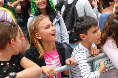 Gabrovo, Bulgaristan 19 Mayıs 2018.Traditional karnaval hiciv ve mizah. Sokak sanatı. Çocuk şovu izle.