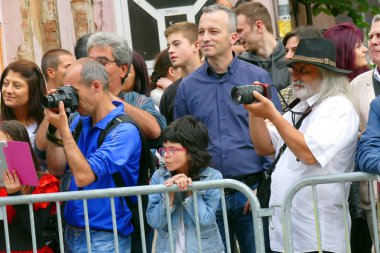 Gabrovo, Bulgaristan 19 Mayıs 2018.Traditional karnaval hiciv ve mizah. Sokak sanatı. Dizide farklı seyirci.