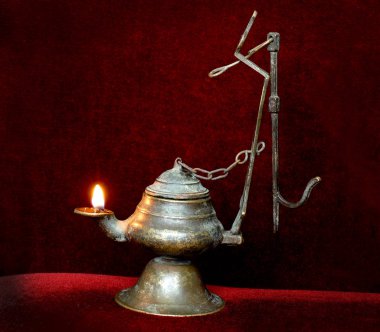 Işıklı antik lamba. Antik Bronz thurible yağı ile.