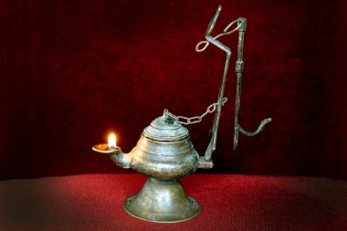 Işıklı antik lamba. Antik Bronz thurible yağı ile.