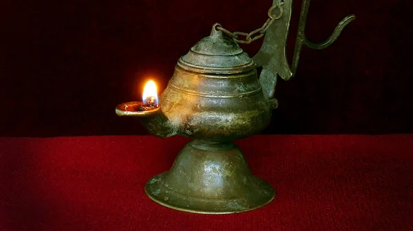 Osvětlené Starožitné Lampy Antique Bronz Kadidelnice Olejem — Stock fotografie