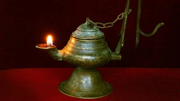 Osvětlené Starožitné Lampy Antique Bronz Kadidelnice Olejem — Stock fotografie